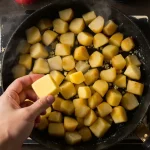 Ajoutez-le aux pommes de terre pendant la cuisson : elles deviennent ultra fondantes, plus savoureuses et délicieusement parfumées